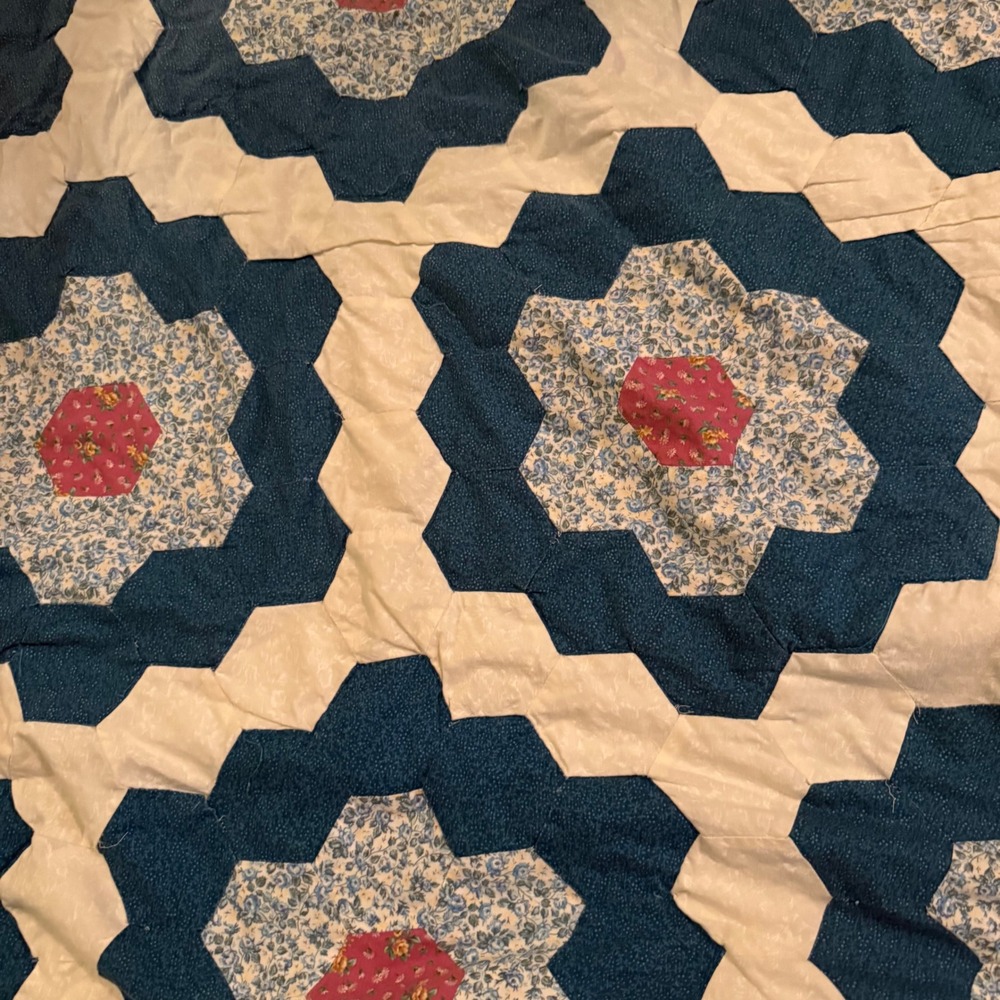 1.a.0.0.0.1.a Vtg Grandmothers Flower Garden Quilt 81x98 Hand Pieced Quilted